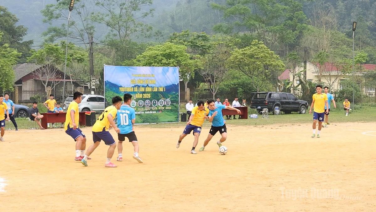 Các trận đấu diễn ra sôi nổi, hấp dẫn với nhiều pha bóng đẹp mắt, thu hút đông đảo khán giả đến cổ vũ.