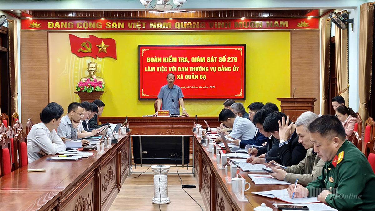 Đoàn kiểm tra, giám sát làm việc với BTV Đảng ủy xã Quản Bạ.