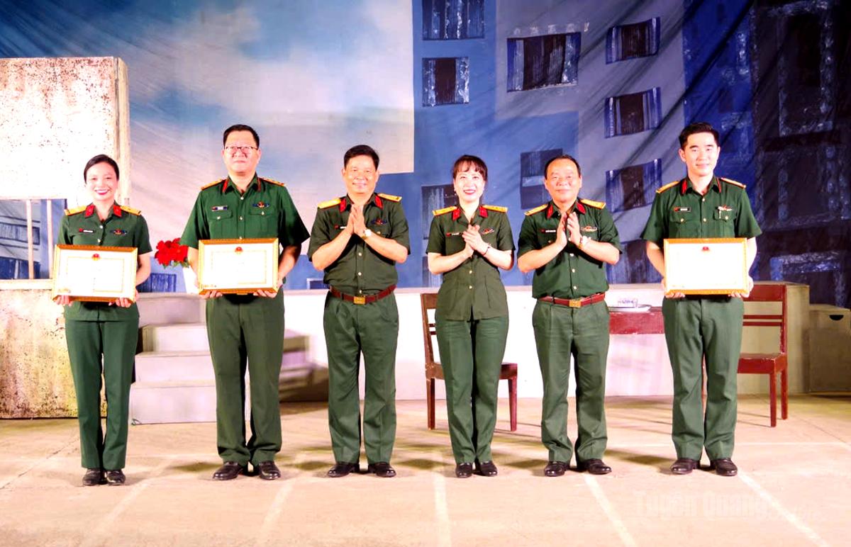 Bộ CHQS tỉnh Tuyên Quang khen thưởng Tập thể Đoàn 1 và các cá nhân có thành tích tiêu biểu trong chuyến lưu diễn.