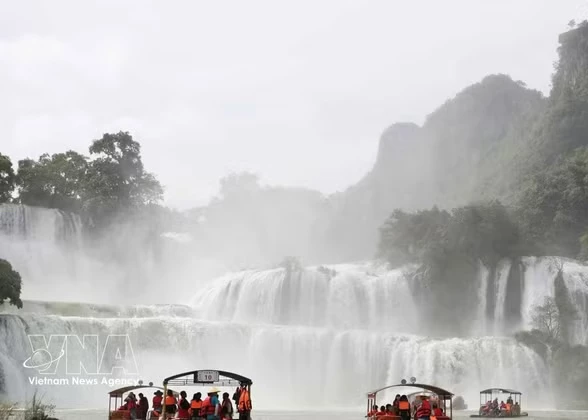 The cross-border tourism area Ban Gioc (Viet Nam) – Detian (China) Waterfalls attracts thousands of visitors each day. (Photo: VNA)