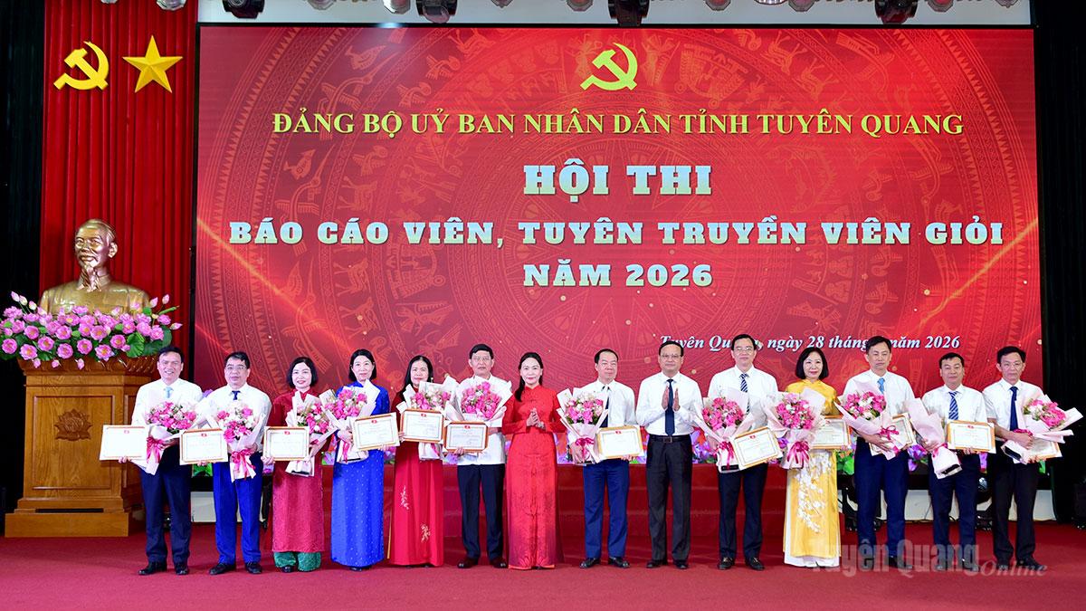 Các đồng chí: Phó Chủ tịch Thường trực UBND tỉnh Nguyễn Mạnh Tuấn; Phó Bí thư Thường trực chuyên trách Đảng uỷ UBND tỉnh, Trưởng Ban Tổ chức Hội thi Nông Thị Bích Huệ trao giấy Chứng nhận, tặng hoa các Đoàn tham gia Hội thi.