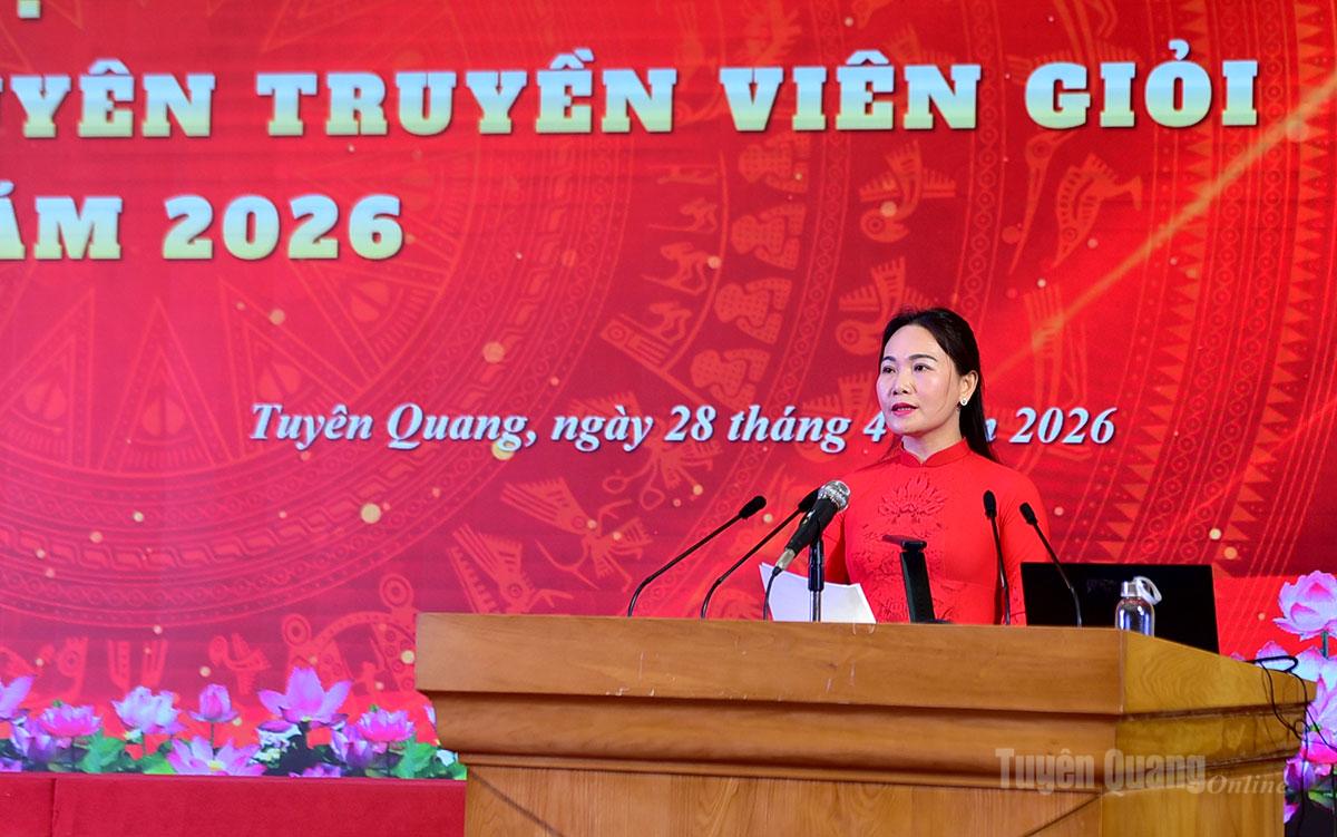 Đồng chí Nông Thị Bích Huệ, Uỷ viên Ban Thường vụ Tỉnh uỷ, Phó Bí thư Thường trực chuyên trách Đảng uỷ UBND tỉnh, Trưởng Ban Tổ chức phát biểu khai mạc Hội thi.