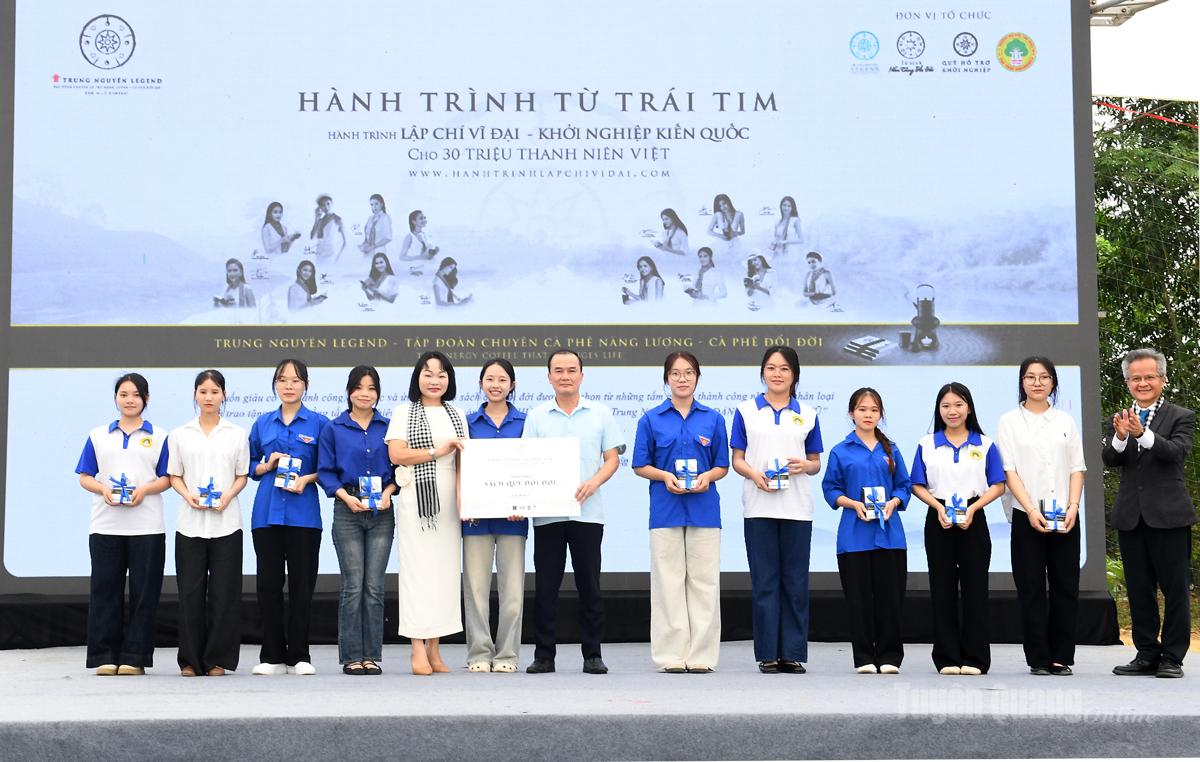 Đại diện Tập đoàn Trung Nguyên Legend tặng sách cho trường Đại học Tân Trào và sinh viên nhà trường.