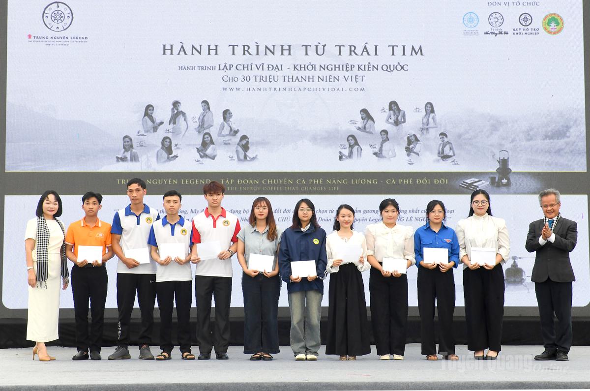 Ban Tổ chức trao học bổng cho sinh viên Trường Đại học Tân Trào.