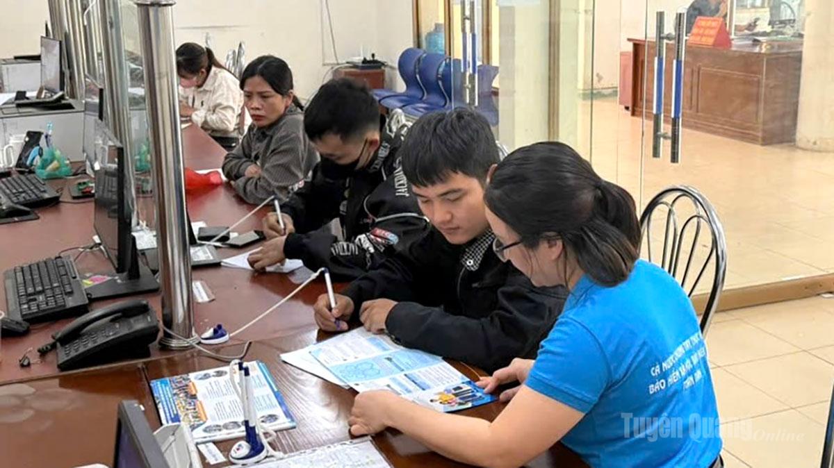 Người lao động được tư vấn chính sách BHXH, BHYT.