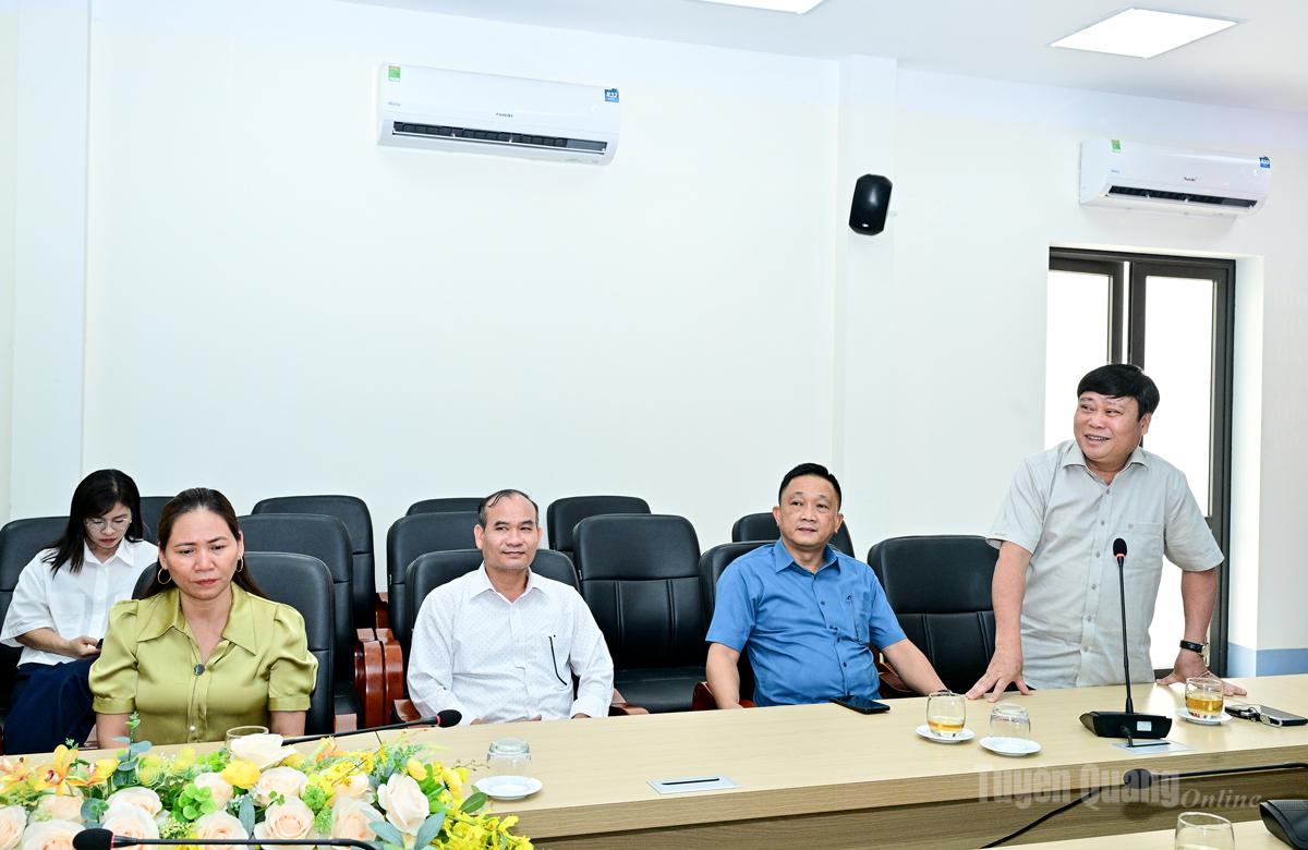 Giám đốc Báo và phát thanh, truyền hình Tuyên Quang Mai Đức Thông phát biểu tại buổi gặp mặt.