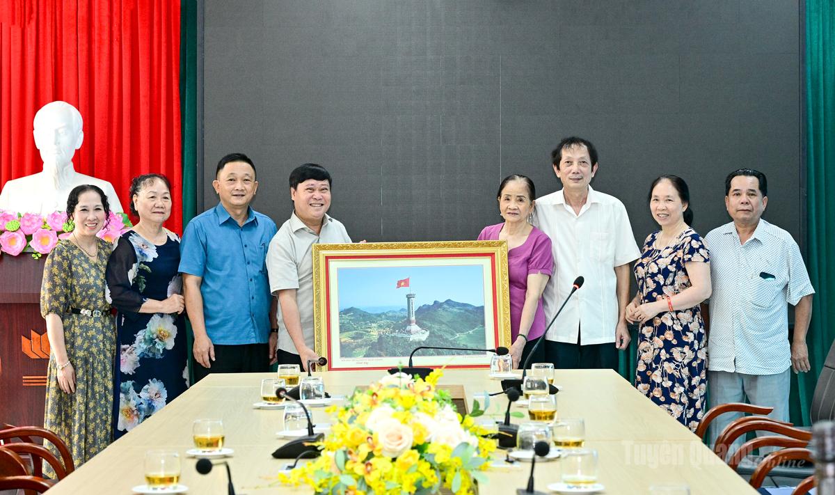 Hội Hưu trí ngành Phát thanh- Truyền hình Hà Giang tặng Báo và phát thanh, truyền hình Tuyên Quang bức ảnh Cột cờ Quốc gia Lũng Cú.