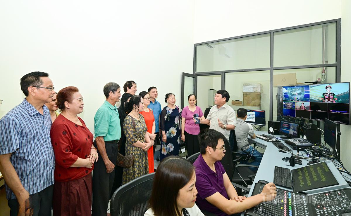 Đồng chí Mai Đức Thông giới thiệu với đoàn về hệ thống cơ sở vật chất của cơ quan.