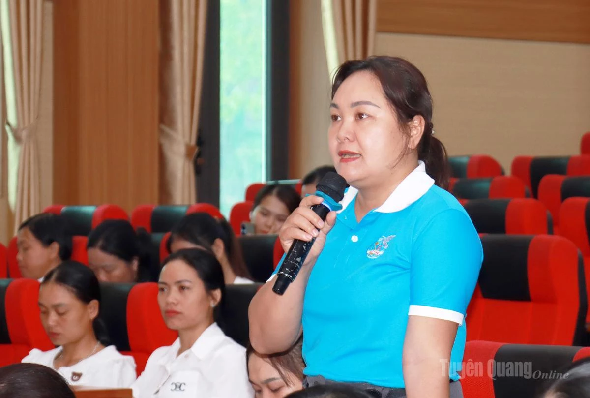 Cán bộ Hội Liên hiệp Phụ nữ xã Bạch Ngọc phát biểu ý kiến.