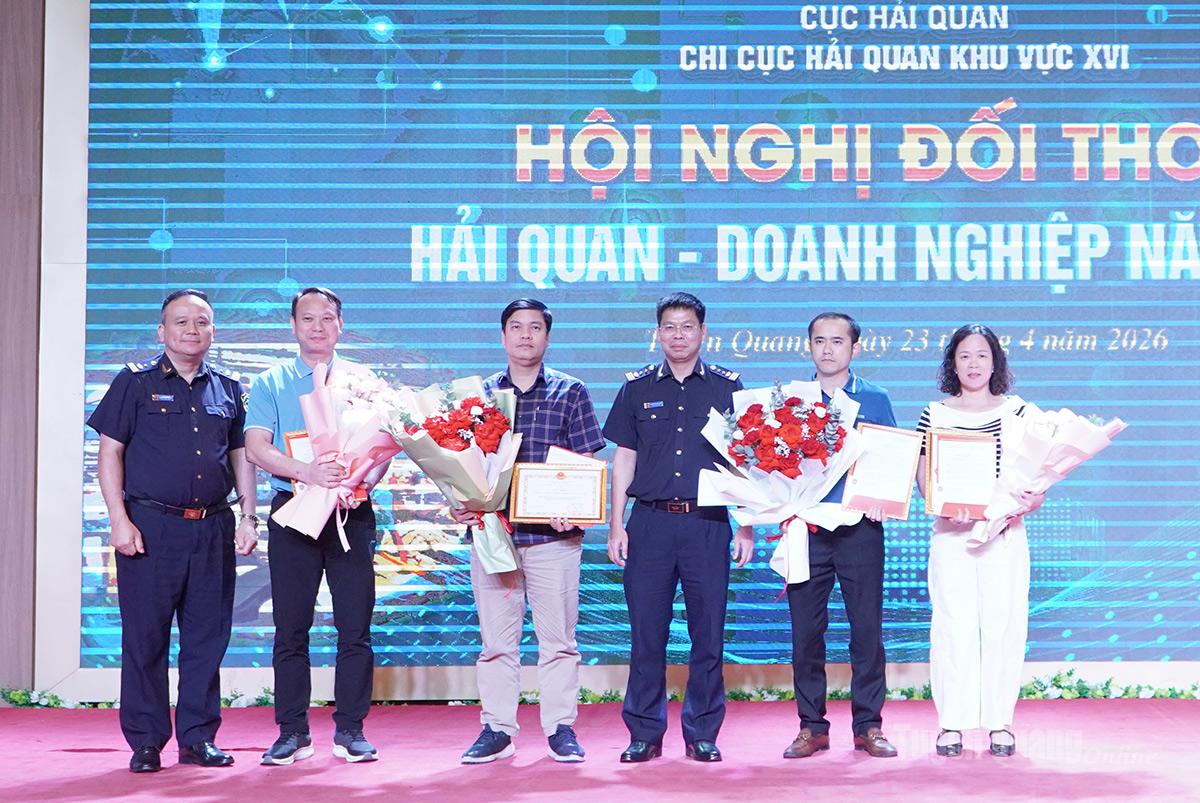 Lãnh đạo Chi cục Hải quan khu vực XVI tặng giấy khen cho các doanh nghiệp tiêu biểu trong hoạt động xuất nhập khẩu trên địa bàn tỉnh Tuyên Quang năm 2025.