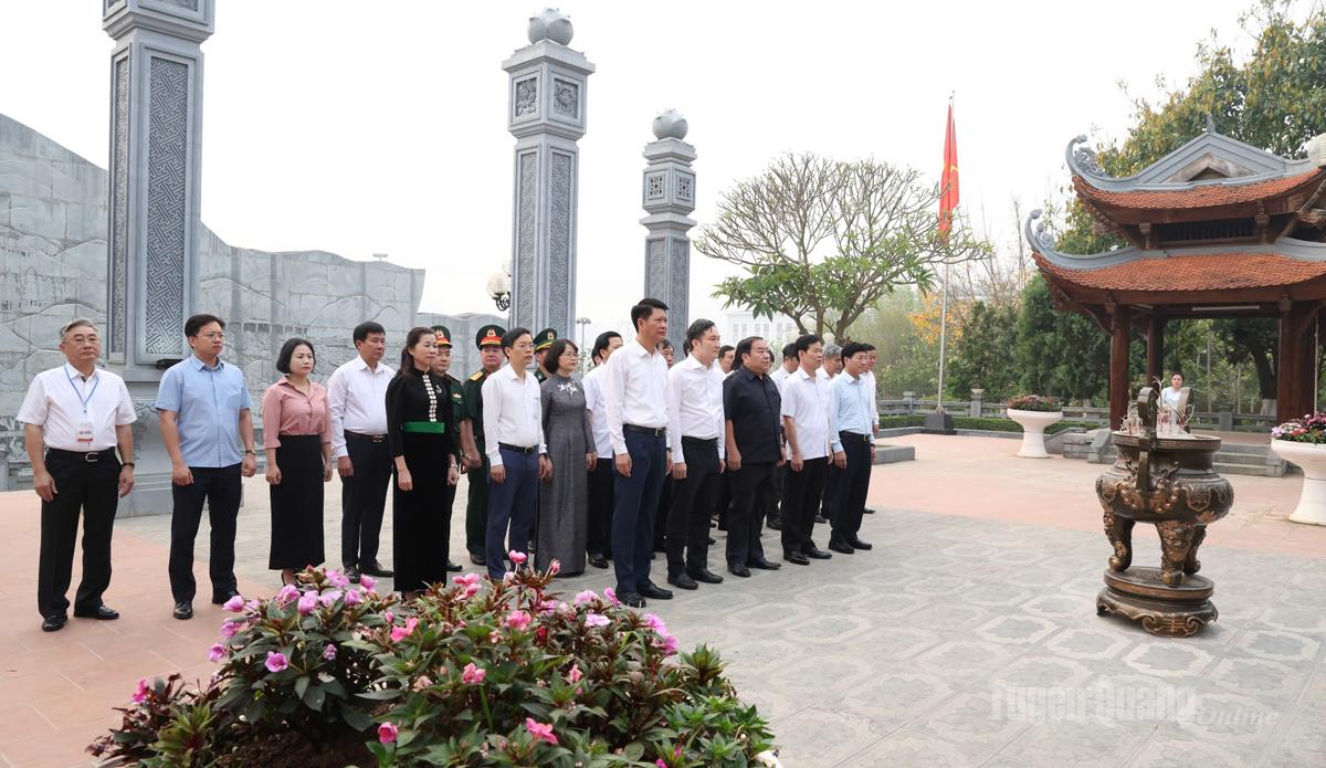 Các đại biểu dâng hương tại Đền thờ Bác Hồ.