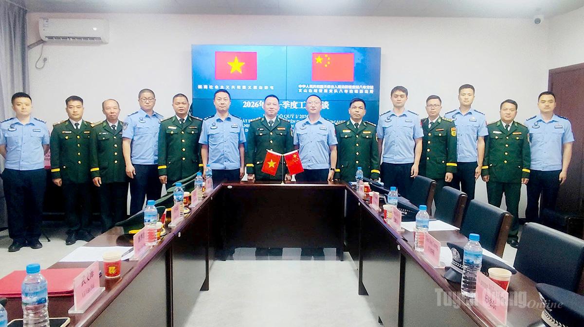 Hai bên chụp ảnh lưu niệm tại buổi Hội ngộ.