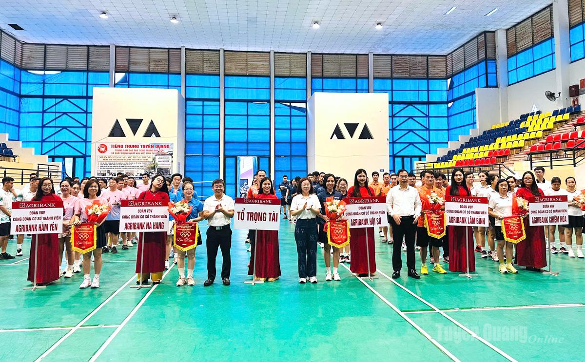 Ban tổ chức trao hoa và cờ lưu niệm cho các đoàn vận động viên thi đấu.