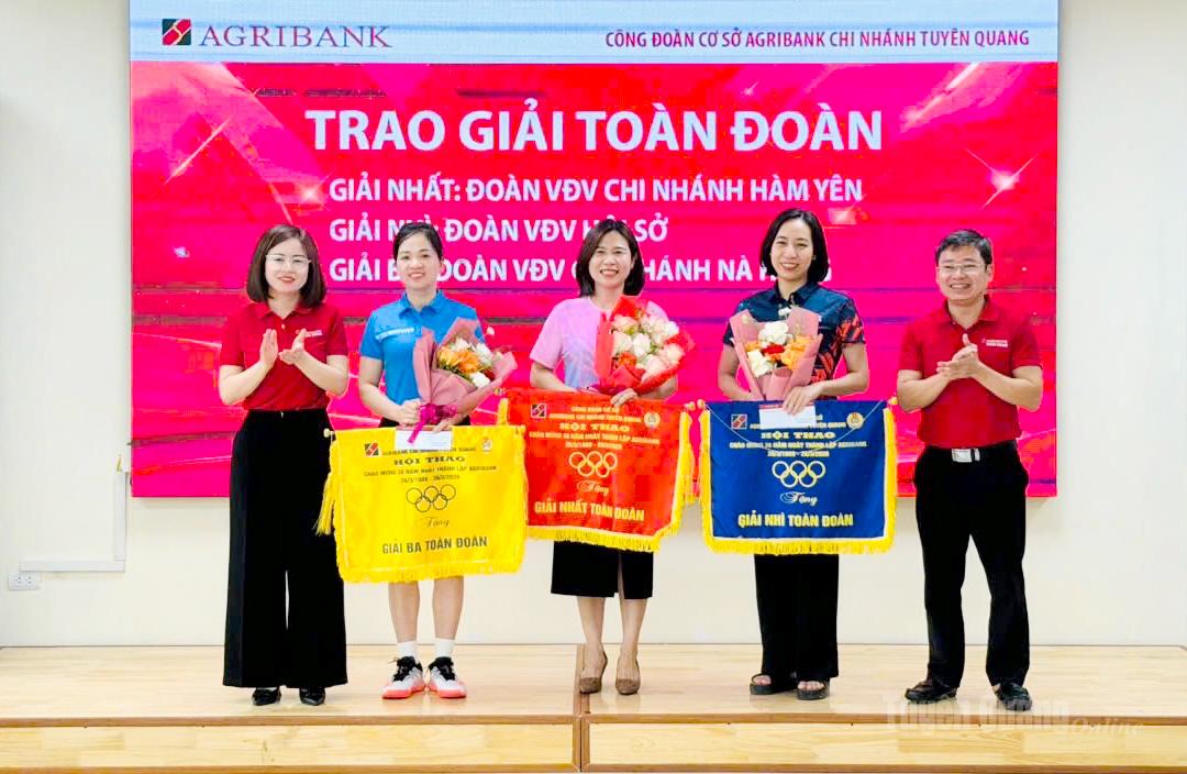 Ban Giám đốc Agribank Chi nhánh Tuyên Quang trao giải cho các Đoàn vận động viên.