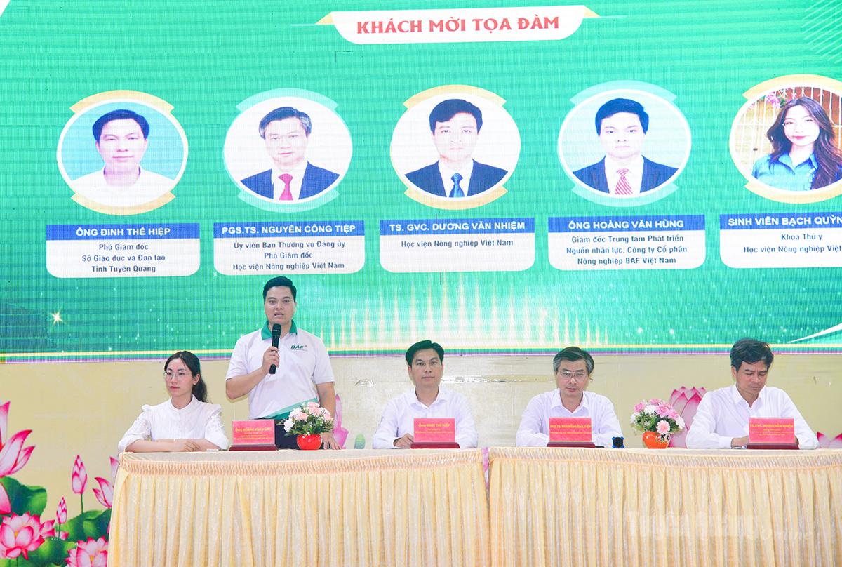 Đại diện lãnh đạo Học viện Nông nghiệp Việt Nam và các chuyên gia, nhà khoa học, doanh nghiệp tham gia tọa đàm với học sinh.