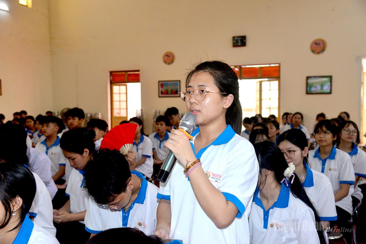 Học sinh Trường Phổ thông Dân tộc Nội trú Trung học phổ thông tỉnh đặt các câu hỏi liên quan đến hướng nghề nghiệp trong tương lai.