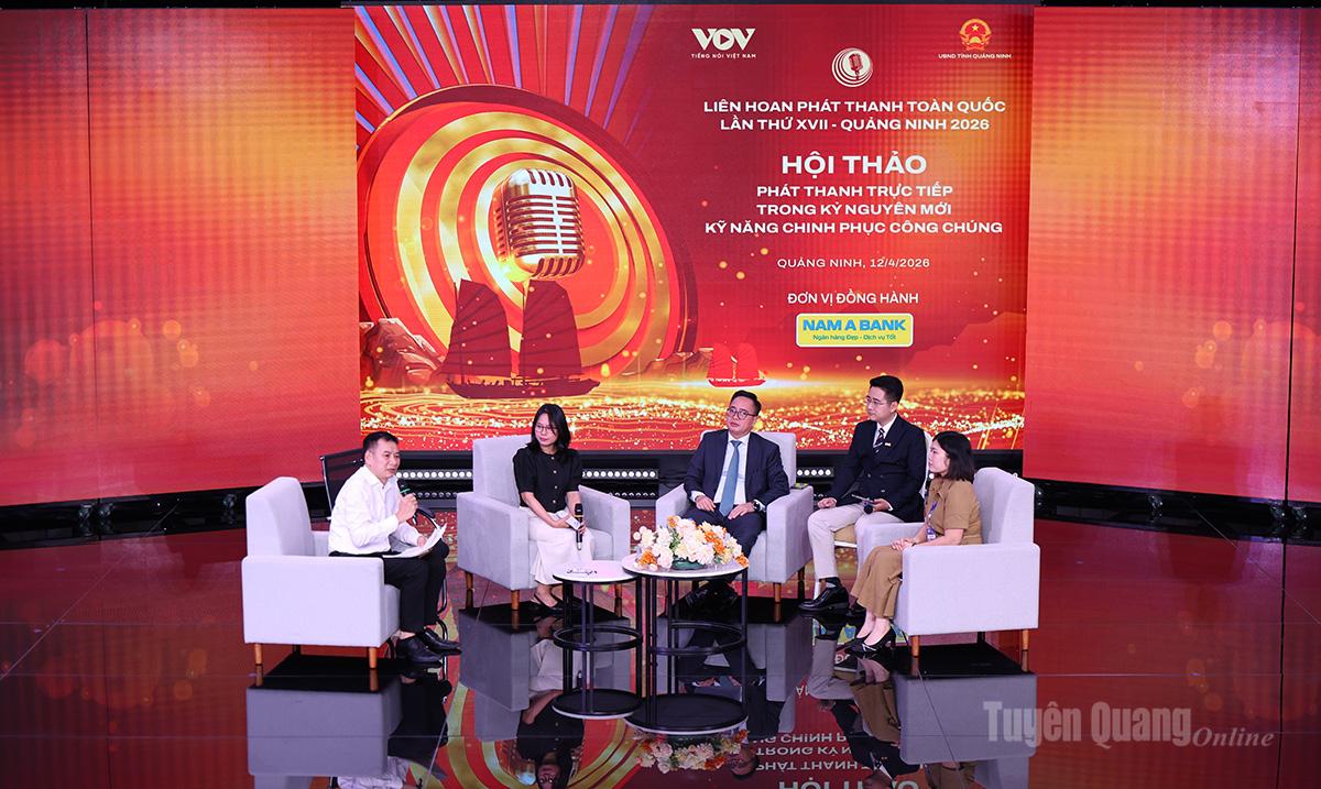 Khách mời trao đổi, chia sẻ kinh nghiệm về phát thanh trực tiếp tại hội thảo.