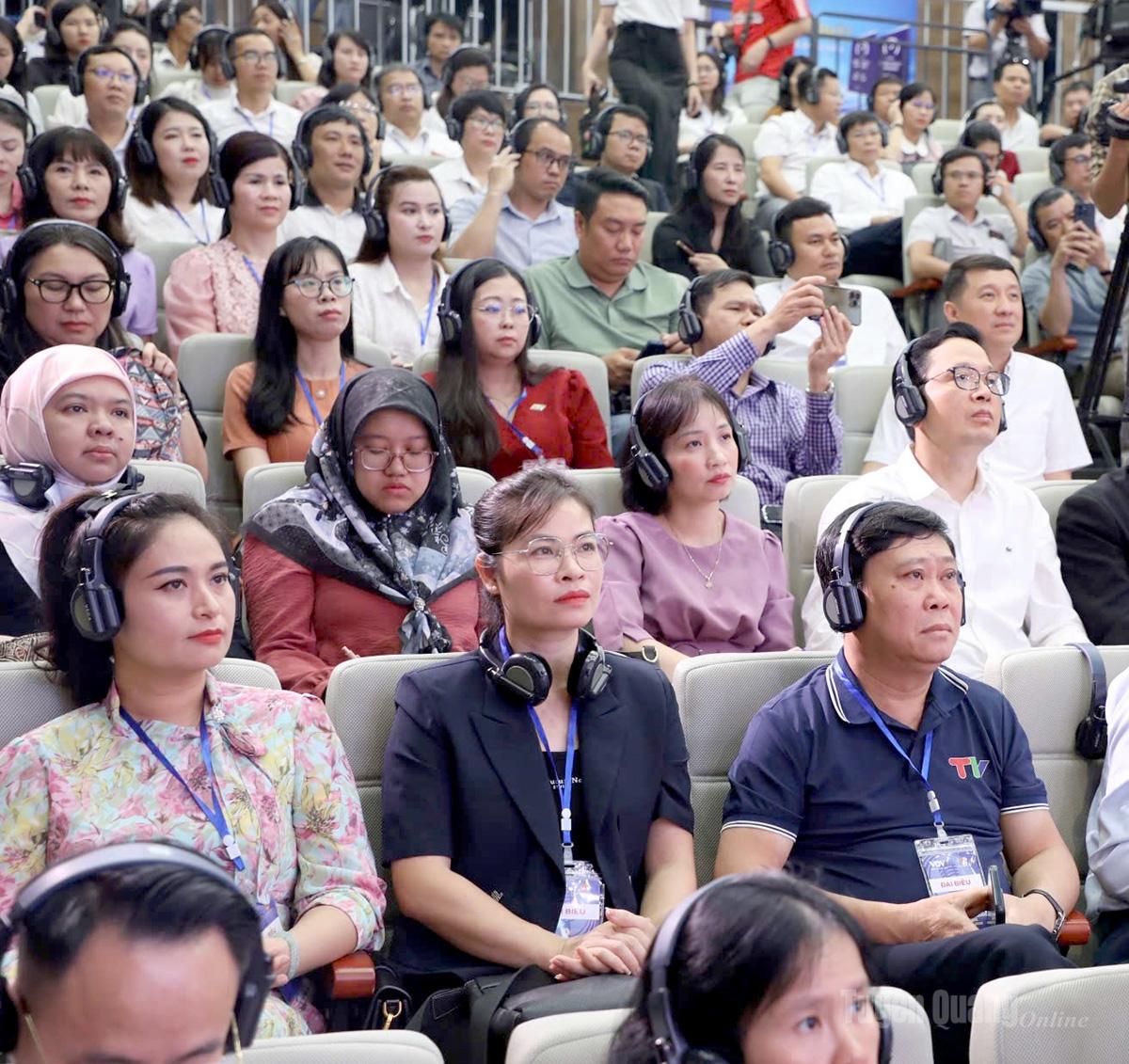 Đồng chí Mai Đức Thông, Uỷ viên BCH Đảng bộ tỉnh, Giám đốc Báo và phát thanh, truyền hình Tuyên Quang tham dự Hội thảo.