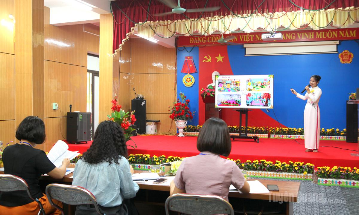 Giáo viên trường Mầm non Hoa Hồng, phường Hà Giang 2 thi nội dung trình bày biện pháp.