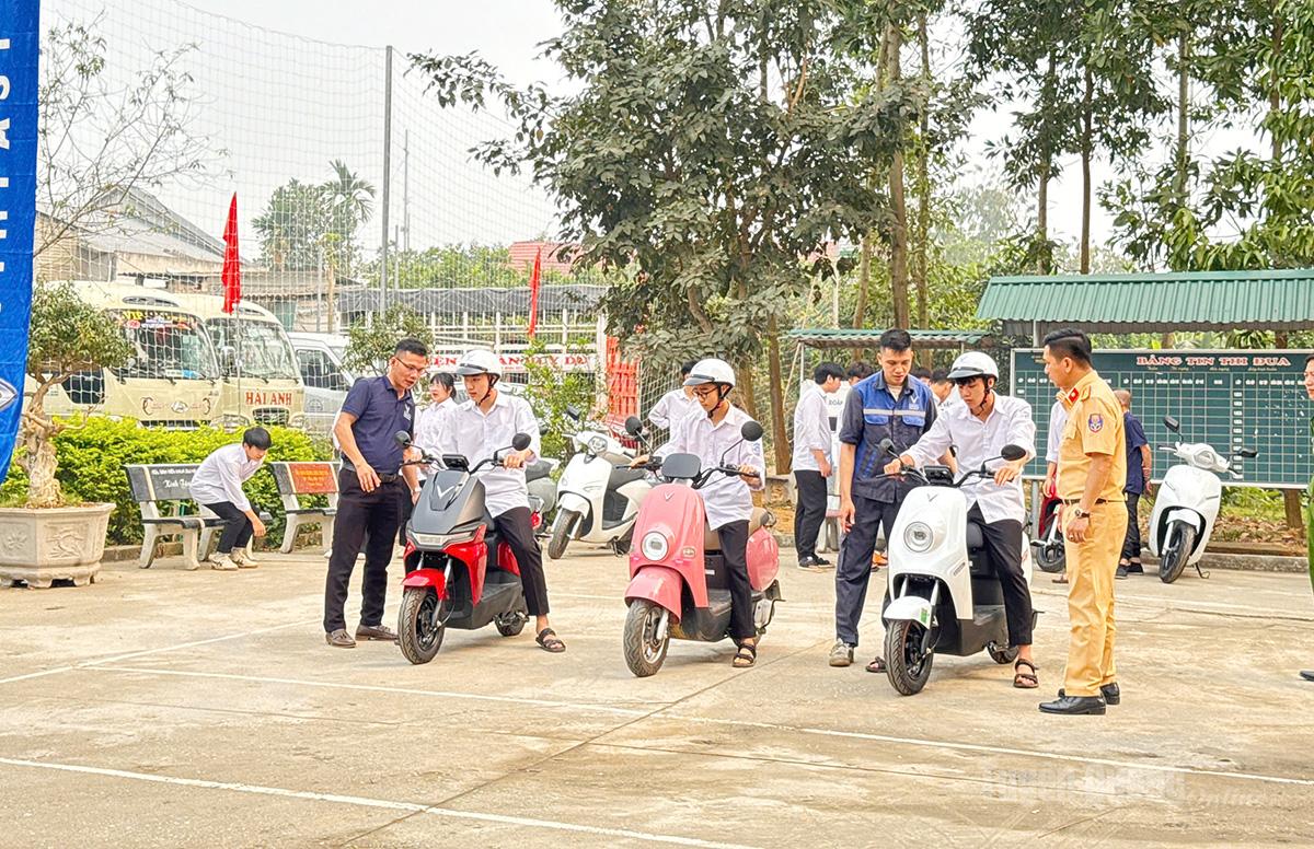 Học sinh được hướng dẫn kỹ năng lái xe an toàn.