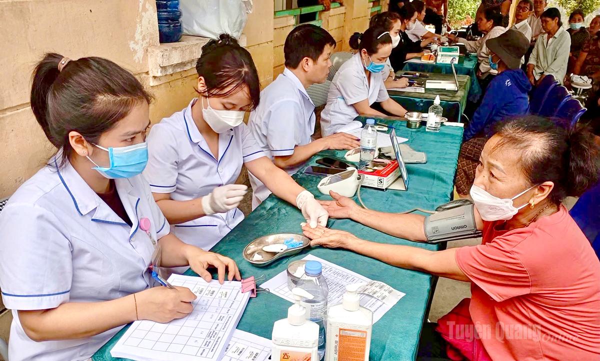 Người dân tham gia khám bệnh.