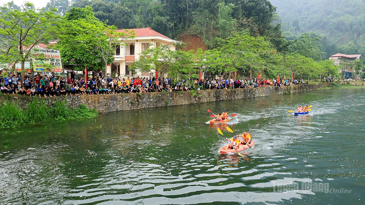 Rấ đông nhân dân, du khách theo dõi Giải đua thuyền Kayak xã Lâm Bình.