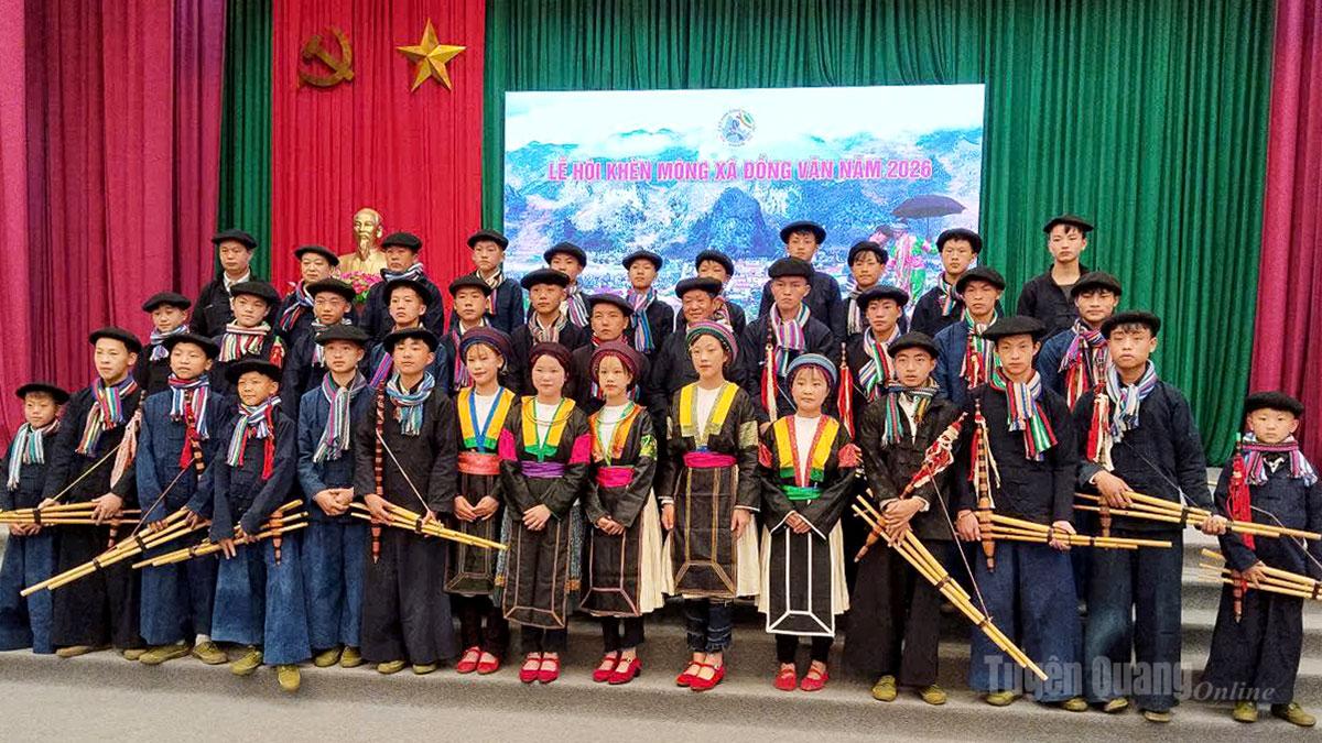 Các nghệ nhân, diễn viên quần chúng tích cực tham gia Lễ hội Khèn Mông xã Đồng Văn.