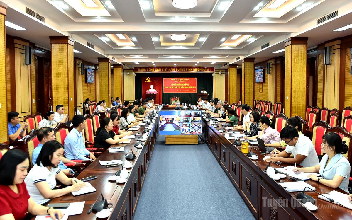 Lớp bồi dưỡng nghiệp vụ công tác tổ chức xây dựng Đảng tại điểm cầu Tỉnh ủy.