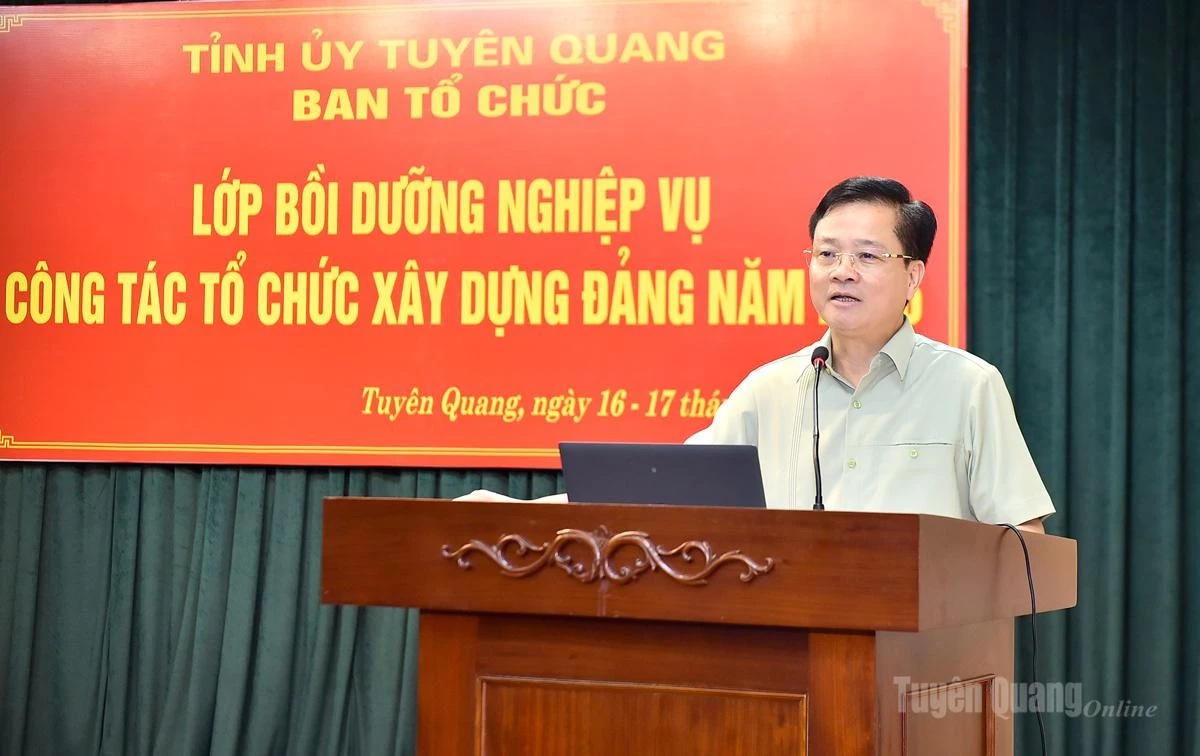 Đồng chí Trưởng ban Tổ chức Tỉnh ủy Trần Quang Minh phát biểu chỉ đạo lớp bồi dưỡng.