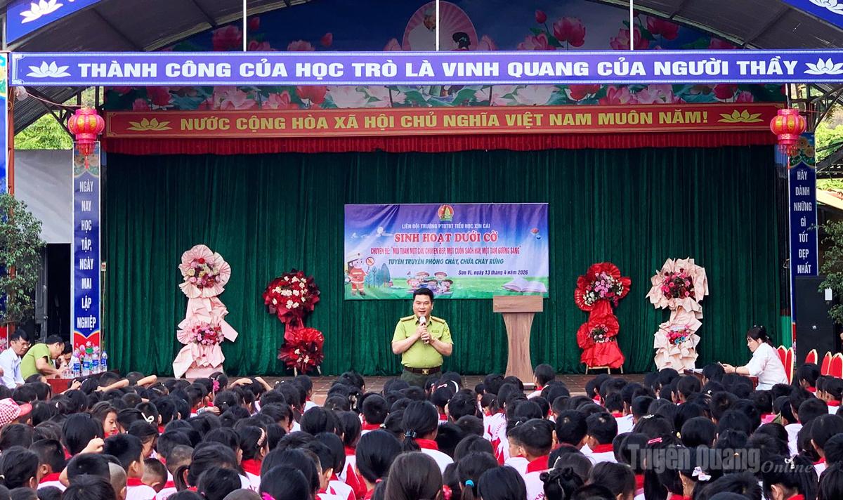 Cán bộ Hạt Kiểm lâm khu vực XVI tuyên truyền công tác bảo vệ rừng cho học sinh xã Sơn Vĩ.