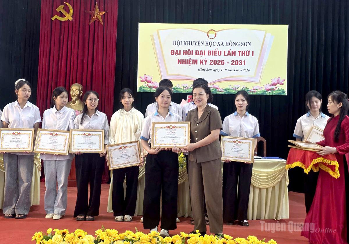 Lãnh đạo Hội Khuyến học tỉnh tặng quà cho học sinh có thành tích xuất sắc.
