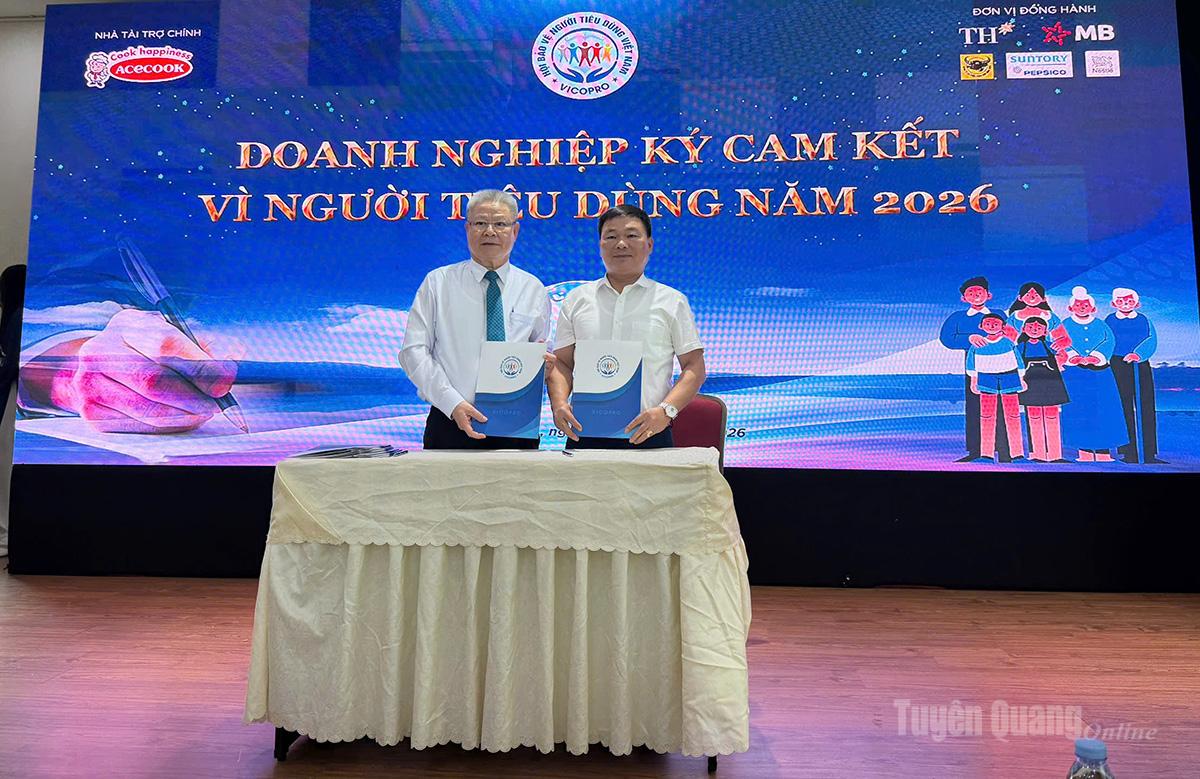 Lãnh đạo HTX sản xuất chế biến thực phẩm an toàn Sáng Nhung ký cam kết vì người tiêu dùng năm 2026.