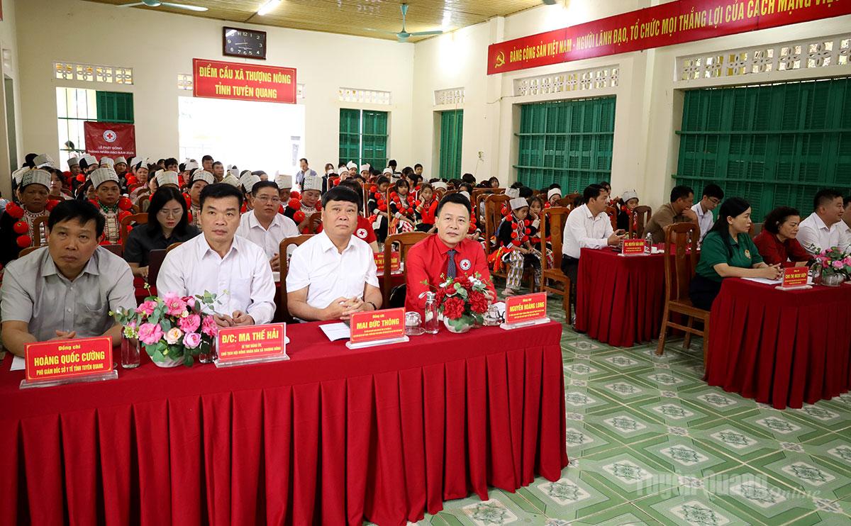 Các đại biểu và đông đảo người dân tham dự chương trình.