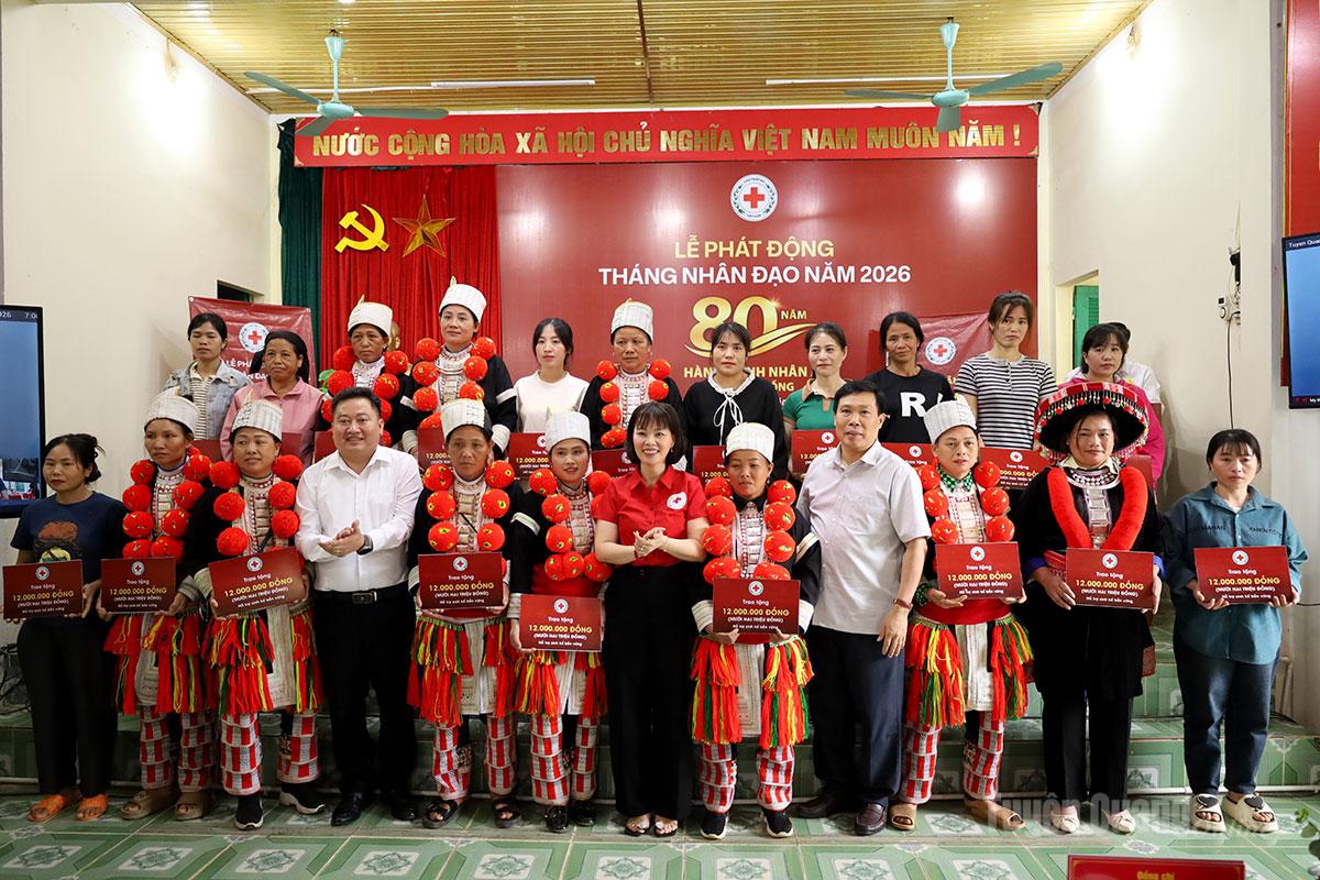 Các đại biểu trao kinh phí hỗ trợ con giống giúp các hộ nghèo phát triển sinh kế.