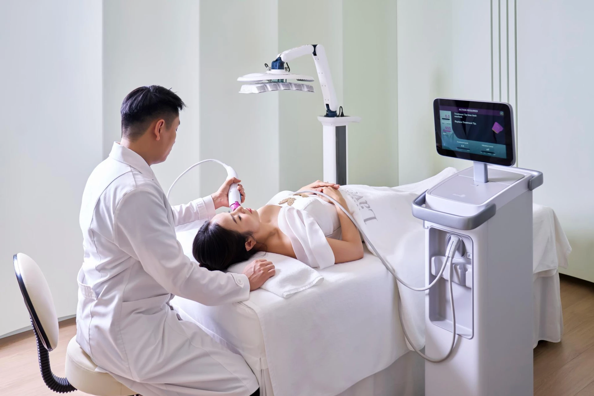 Thẩm mỹ không xâm lấn kết quả thường cải thiện dần theo thời gian thay vì thay đổi ngay lập tức như can thiệp ngoại khoa