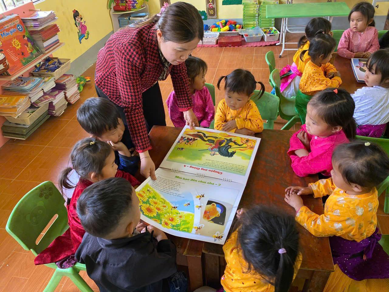 Trong giờ học, cô Ái Vân thường gợi mở bằng những câu hỏi đơn giản để trẻ mạnh dạn bày tỏ suy nghĩ của mình.