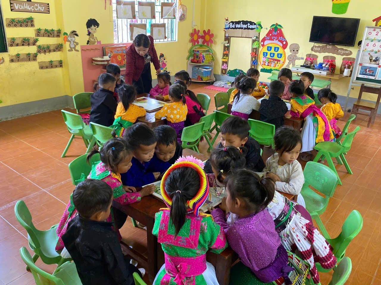 Không khí lớp học trở nên rộn ràng hơn khi trẻ chủ động trò chuyện và tham gia các hoạt động cùng bạn bè.