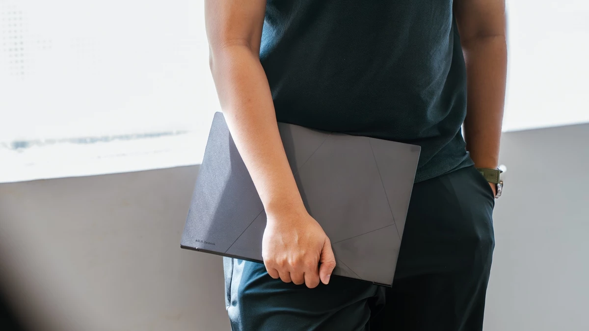 Zenbook 14 OLED mỏng nhẹ, đẹp, đủ dùng mỗi ngày.
