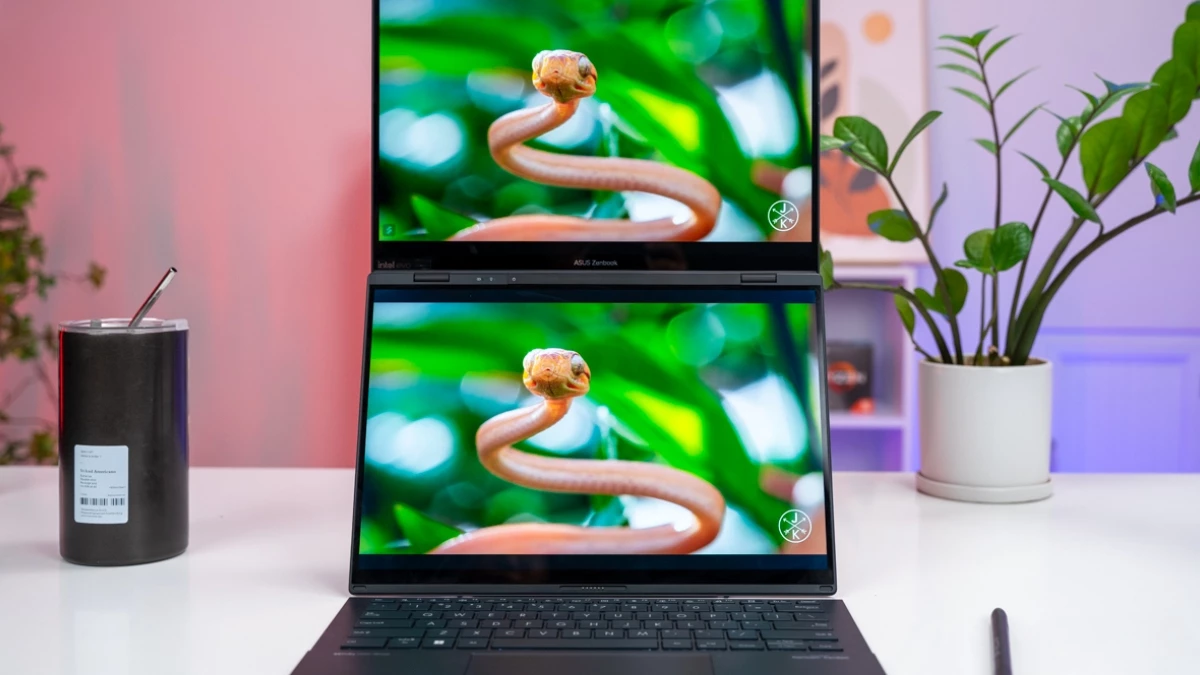 Sản phẩm có hai màn hình, hỗ trợ đa nhiệm tốt hơn.