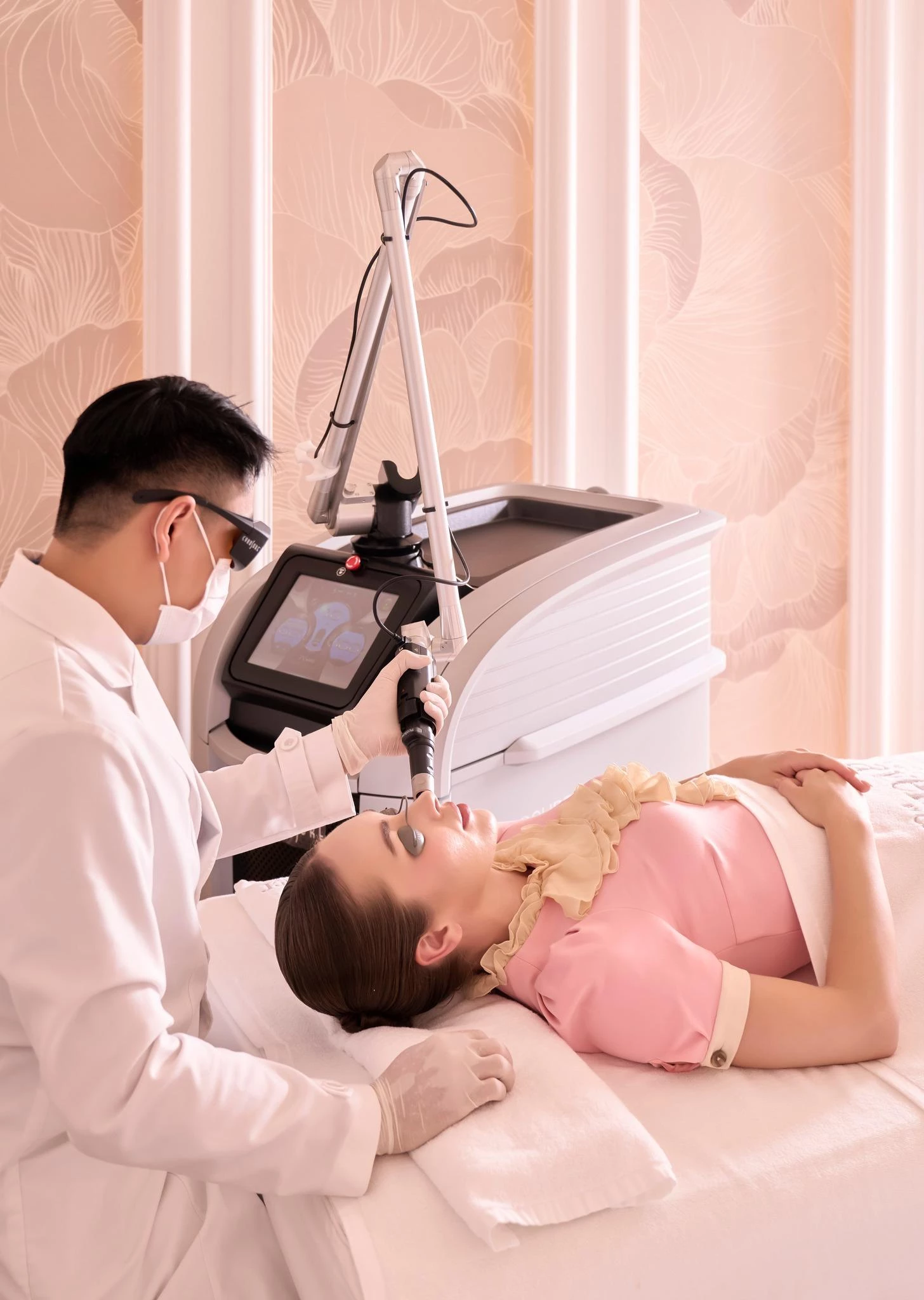 Nữ khách hàng chia sẻ sau khi bắn laser da hơi ửng đỏ ảnh hưởng phần nào đến công việc