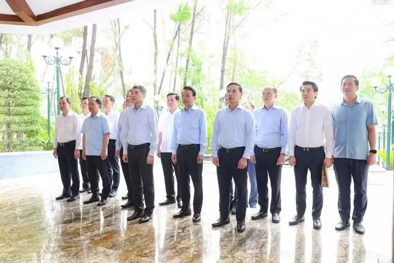 Prime Minister Le Minh Hung and members of the delegation expressed their profound gratitude for the immense contributions of the heroic martyrs, who devoted their youth and made the ultimate sacrifice for national independence, the freedom of the Fatherland, and the happiness of the people.