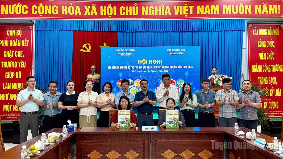 Các doanh nghiệp, đơn vị phân phối của hai tỉnh Tuyên Quang và Vĩnh Long ký kết hợp tác trao đổi sản phẩm đặc trưng.