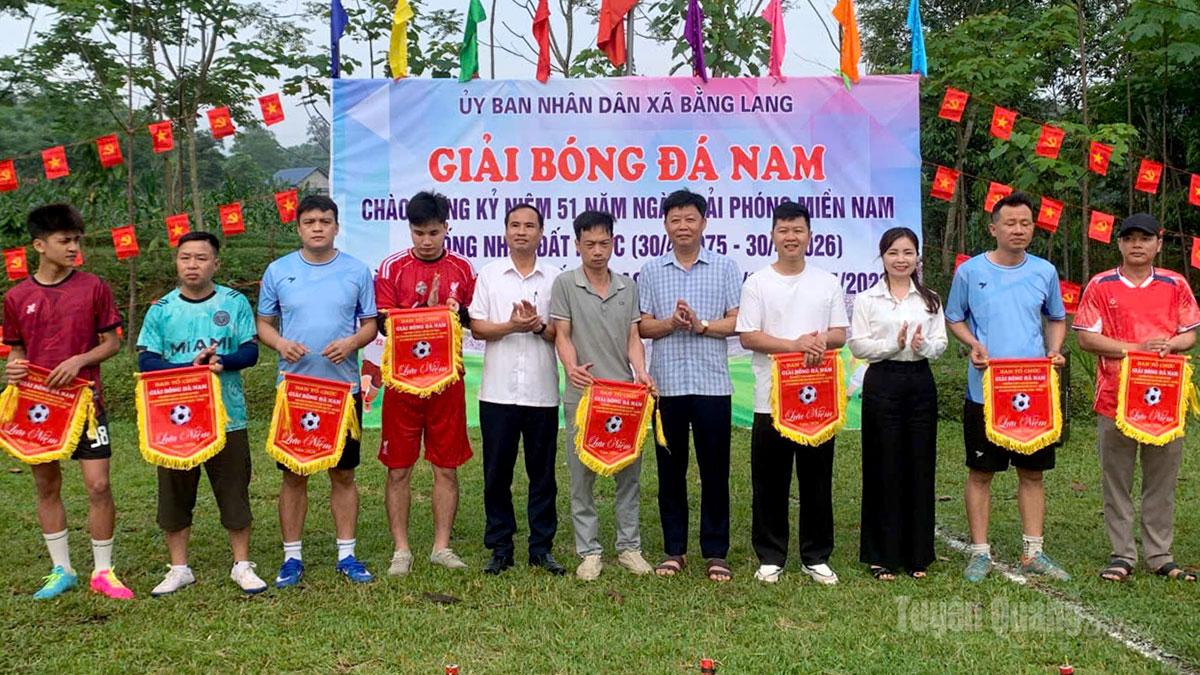 Ban Tổ chức trao cờ lưu niệm cho các đội bóng tham gia giải đấu.