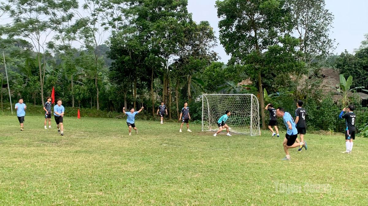 Ngay sau Lễ khai mạc là trận đấu giữa thôn Khun và thôn Hạ.