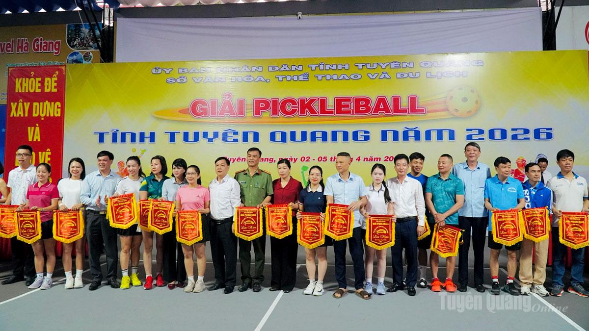 Các đội thi nhận cờ lưu niệm từ ban tổ chức.