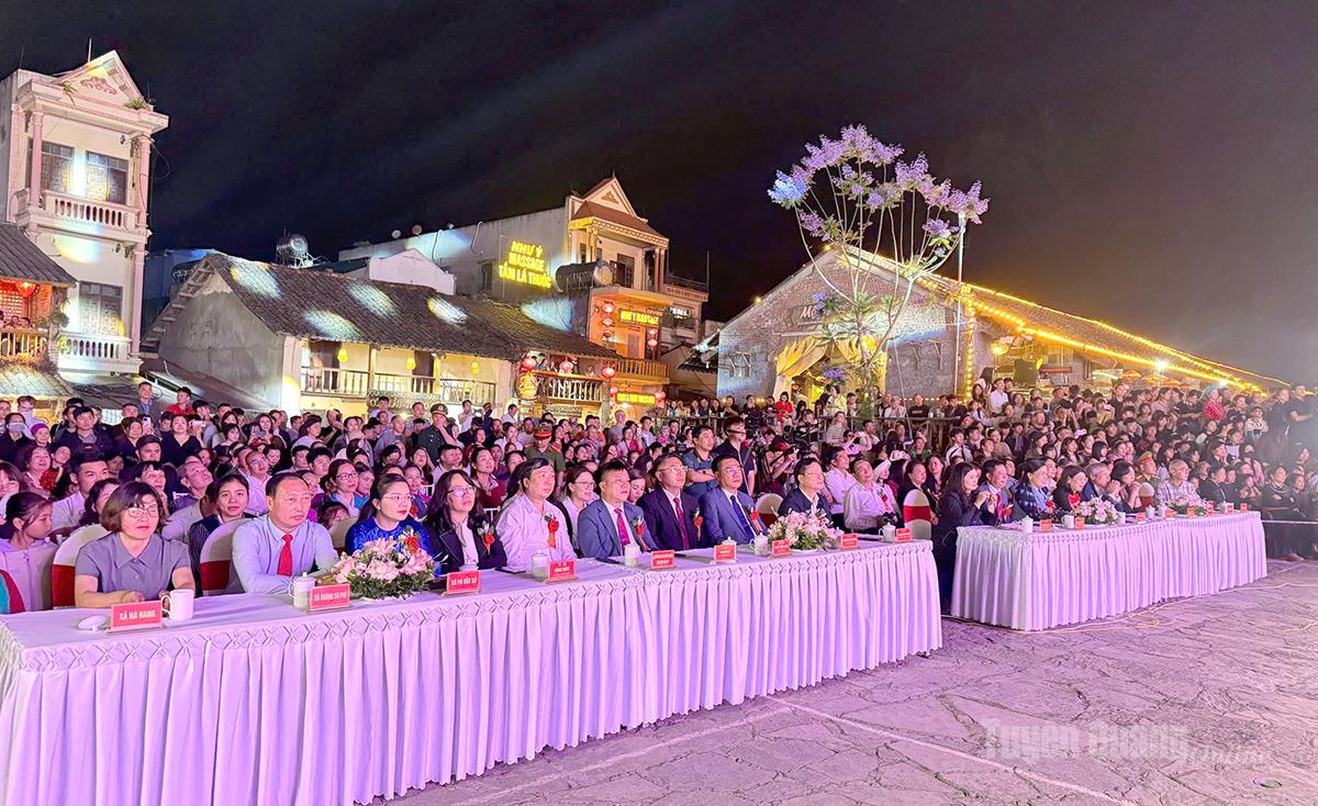 Các đại biểu dự lễ khai mạc.