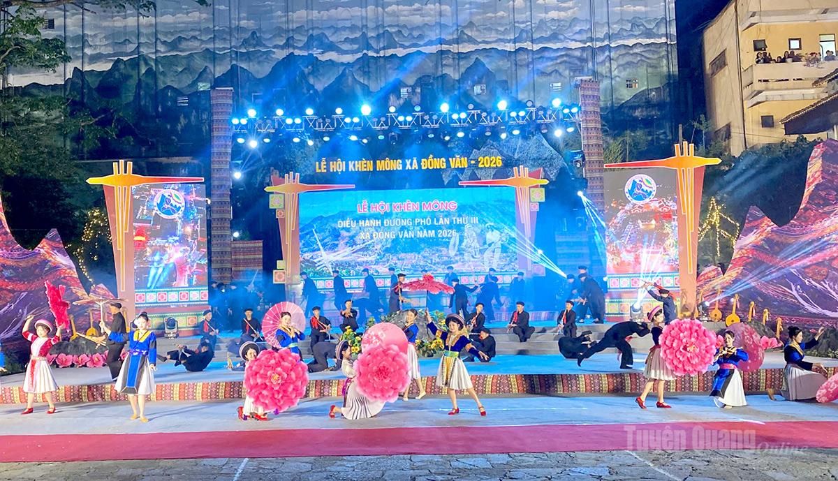 Màn múa khèn ấn tượng của các chàng trai, cô gái dân tộc Mông tại chương trình.