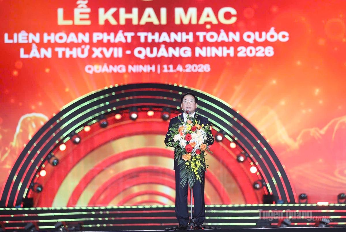 Đồng chí Trịnh Văn Quyết, Ủy viên Bộ Chính trị, Trưởng Ban Tuyên giáo và Dân vận Trung ương, phát biểu chỉ đạo tại lễ khai mạc Liên hoan.