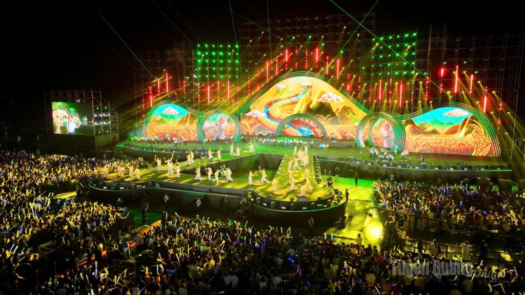 Bằng ngôn ngữ nghệ thuật đa dạng, chương trình nghệ thuật “Thanh âm kỷ nguyên mới” tại Lễ khai mạc kiến tạo một không gian âm nhạc đa tầng.