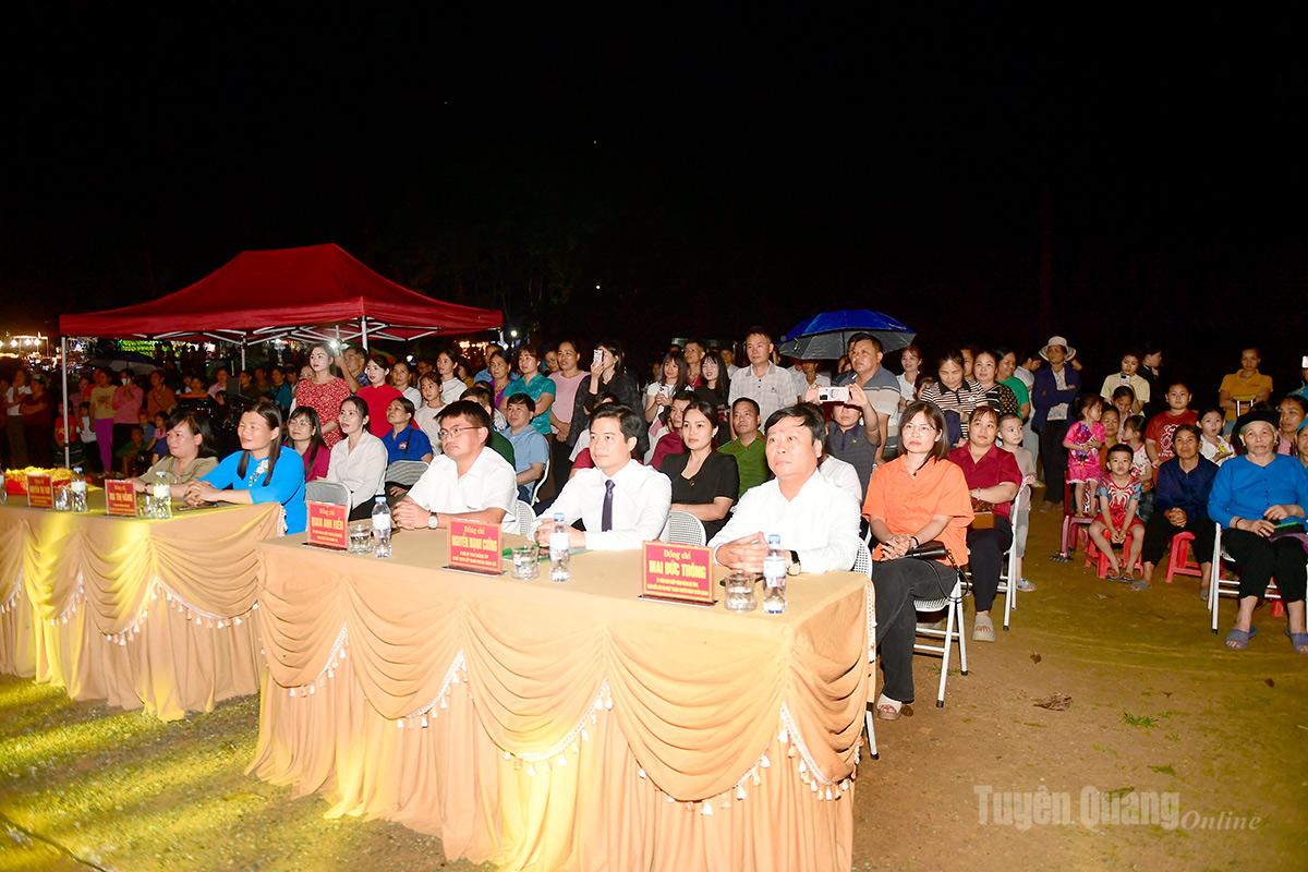 Đồng chí Mai Đức Thông, Ủy viên BCH Đảng bộ tỉnh, Giám đốc Báo và phát thanh, truyền hình Tuyên Quang, Chủ tịch Hội Nhà báo tỉnh và đại biểu dự chương trình.